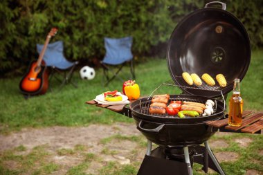 Açık havada lezzetli taze yiyeceklerle barbekü ızgarası