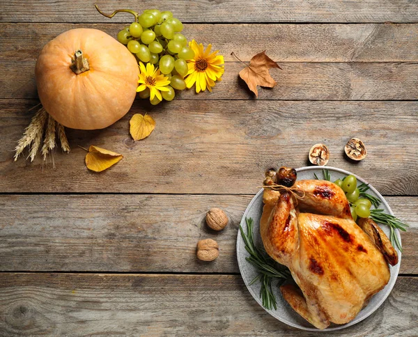 Composición plana con pavo sobre fondo de madera. Feliz Día de Acción de Gracias — Foto de Stock
