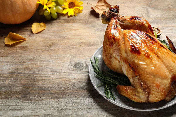 Delicioso pavo sobre fondo de madera, espacio para el texto. Feliz Día de Acción de Gracias — Foto de Stock