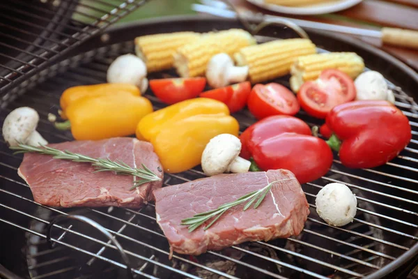 Świeże steki i warzywa na grillu, zbliżenie — Zdjęcie stockowe