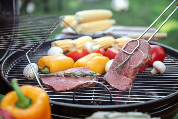 Gotowanie świeżego jedzenia na grillu na zewnątrz, zbliżenie — Zdjęcie stockowe
