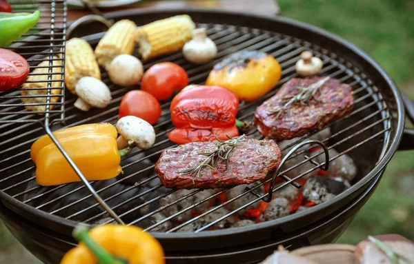 Barbecue con gustosi cibi freschi all'aperto, primo piano — Foto Stock