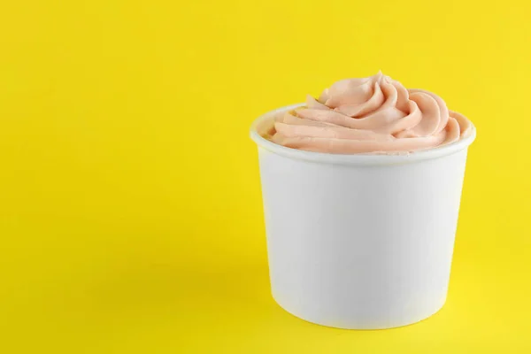 Copa con sabroso yogur helado sobre fondo amarillo. Espacio para texto — Foto de Stock