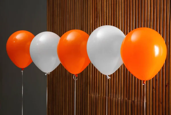 Bunte Luftballons gegen Holzwand. Halloween-Party — Stockfoto