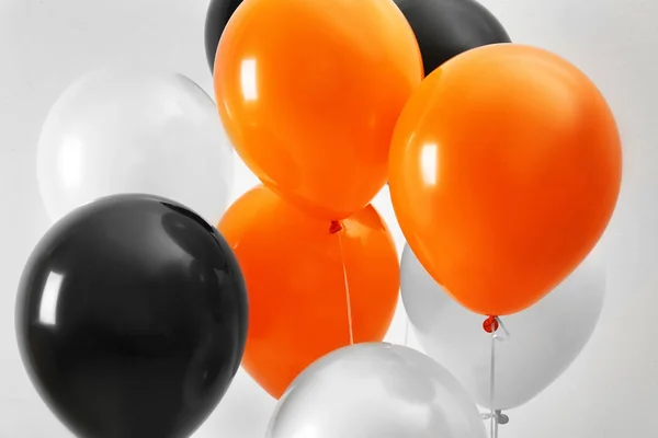 Bunte Luftballons auf hellem Hintergrund. Halloween-Party — Stockfoto