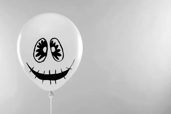 Spooky ballon voor Halloween Party op licht grijze achtergrond, ruimte voor tekst — Stockfoto