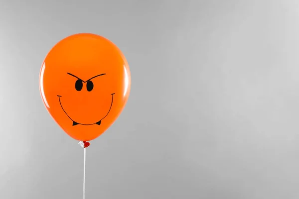 Gruseliger Luftballon für Halloween-Party auf hellgrauem Hintergrund, Platz für Text — Stockfoto