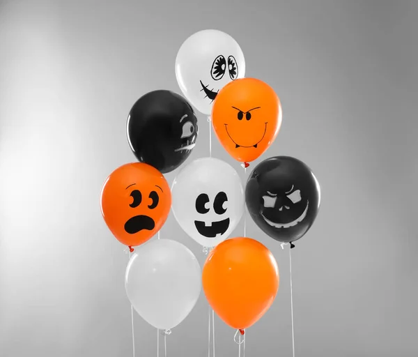 Ballons de couleur pour la fête d'Halloween sur fond gris clair — Photo