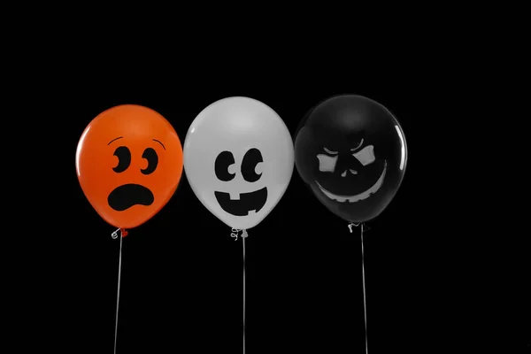 Жуткие воздушные шары для Хэллоуина на черном фоне — стоковое фото