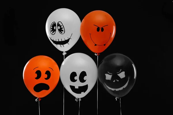 Gruselige Luftballons für die Halloween-Party auf schwarzem Hintergrund — Stockfoto