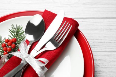 Beyaz ahşap arka plan üzerinde Noel masası ayarı, closeup