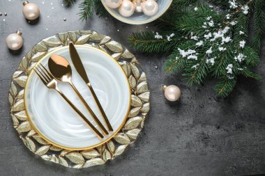 Gri arka plan üzerinde Noel masası ayarı, düz yatıyordu