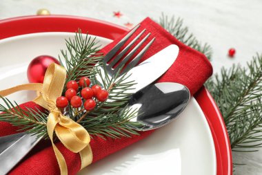 Beyaz arka plan üzerinde Noel masası ayarı, closeup