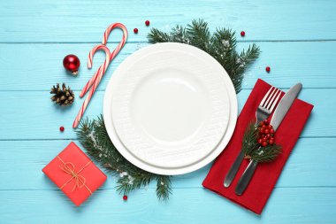 Mavi ahşap arka plan üzerinde Noel masası ayarı, üst görünümü. Metin için alan