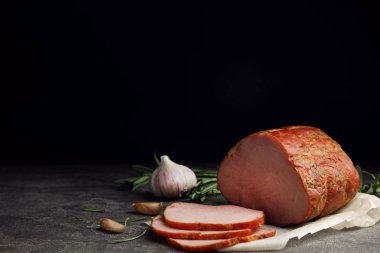 Gri masada lezzetli jambon, metin için alan. Noel yemeği