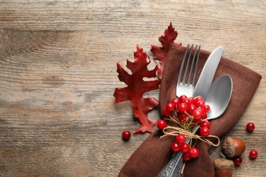 Ahşap arka plan üzerinde çatal ve sonbahar süslemeleri, düz metin için alan ile yatıyordu. Mutlu Şükran günü