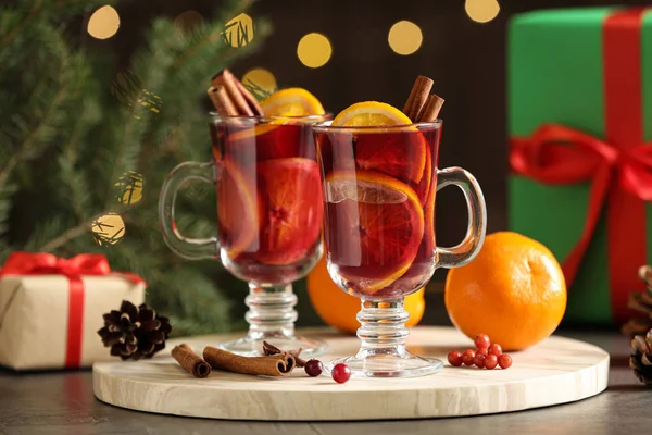 Tablero de mármol con copas de vino caliente en la mesa — Foto de Stock