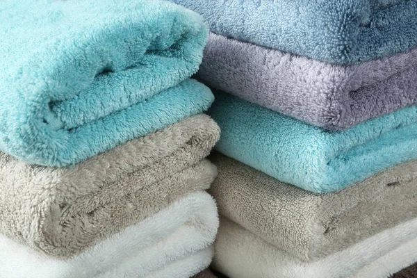 Pile di diversi asciugamani di spugna morbidi, primo piano — Foto Stock