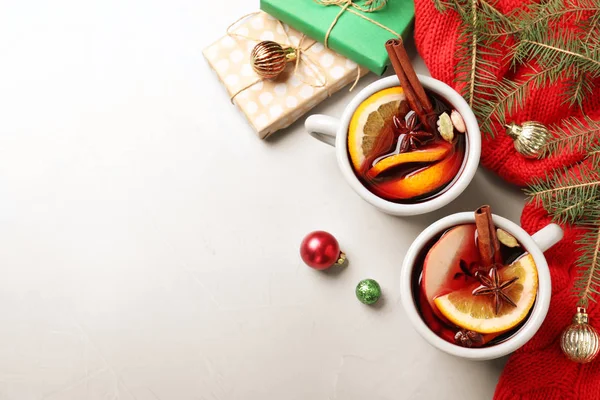 Cups of tasty mulled wine on grey background, flat lay. Space for text — Stock Photo, Image