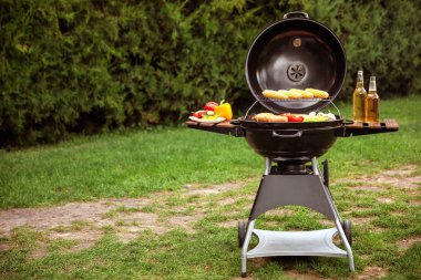 Açık havada lezzetli taze yiyeceklerle barbekü ızgarası