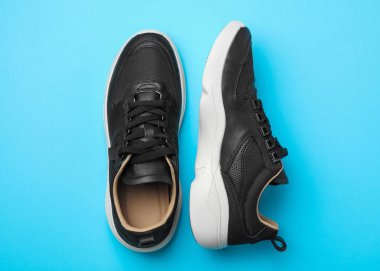 Mavi arka planda şık ayakkabılar çifti, üst görünüm