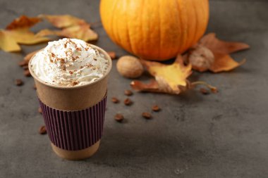 Gri masada lezzetli kabak baharat latte ile Kağıt fincan. Metin için alan