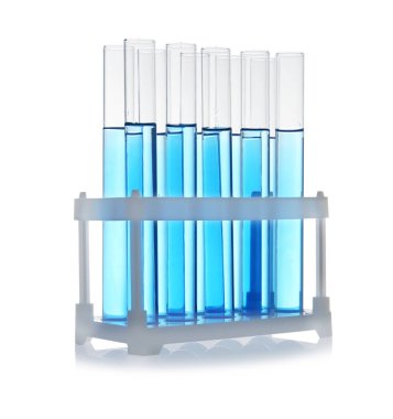 Beyaz arka planda mavi sıvı ile test tüpleri. Laboratuvar cam