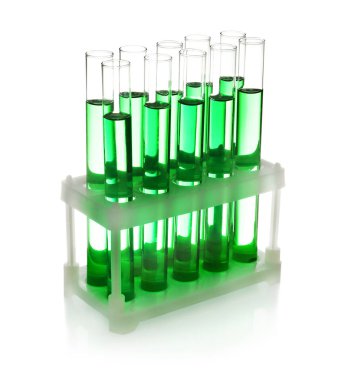 Beyaz arka plan üzerinde yeşil sıvı ile test tüpleri