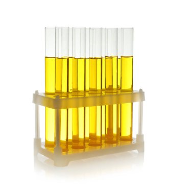 Beyaz arka planda sarı sıvı içeren test tüpleri