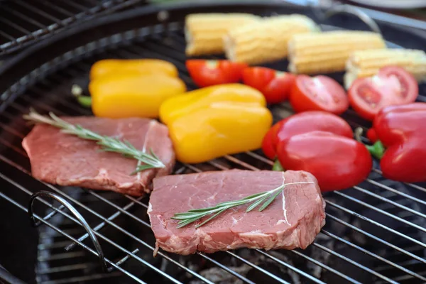 Steaks et légumes frais sur barbecue grill, gros plan — Photo