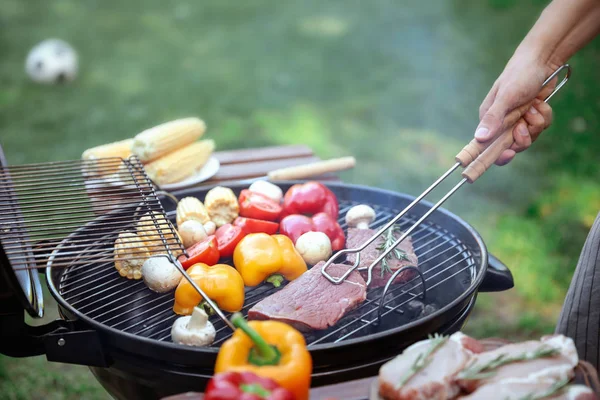 Opéčovací jídlo na grilu venku, v šatně — Stock fotografie
