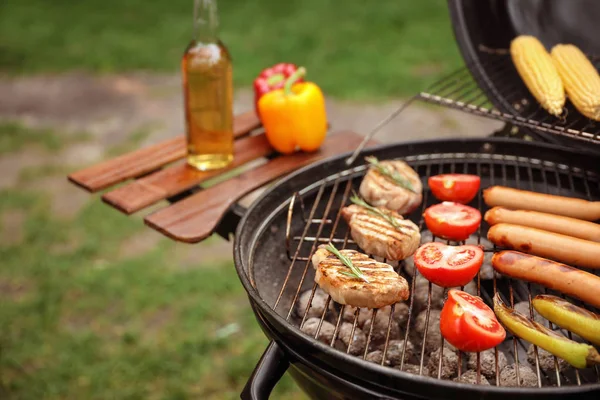Gril barbecue s chutnými čerstvými potravinami venku — Stock fotografie