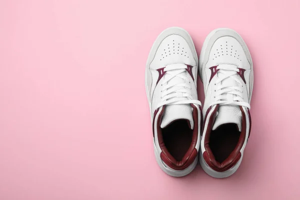 粉红色背景的时尚鞋，顶视图。文本空间 — 图库照片