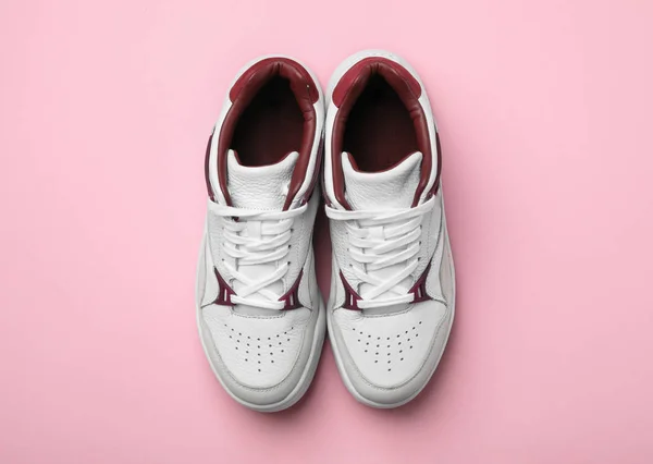 Пара стильного взуття на рожевому тлі, вид зверху — стокове фото