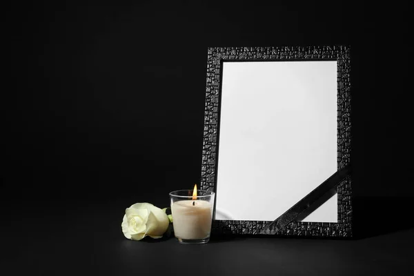 黒い背景にリボン、白いバラとキャンドルと葬儀のフォトフレーム。設計のためのスペース — ストック写真