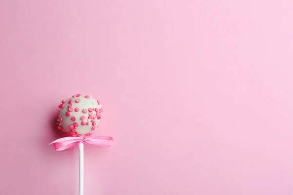Ízletes sütemény pop íj világos rózsaszín háttér, felülnézet. Szóköz a szöveghez — Stock Fotó