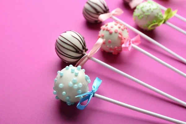 Verschillende smakelijke cake Pops op roze achtergrond — Stockfoto