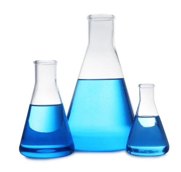 Frascos cónicos con líquido azul sobre fondo blanco. Artículos de vidrio de laboratorio —  Fotos de Stock