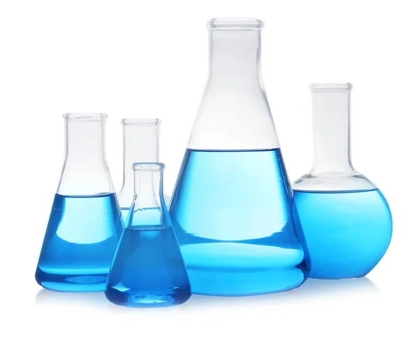 Florença e frascos cônicos com líquido azul sobre fundo branco. Objectos de vidro de laboratório — Fotografia de Stock
