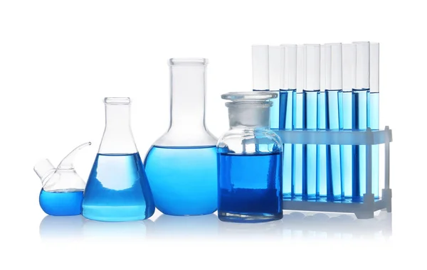 Комплект лабораторной посуды с голубой жидкостью на белом фоне — стоковое фото