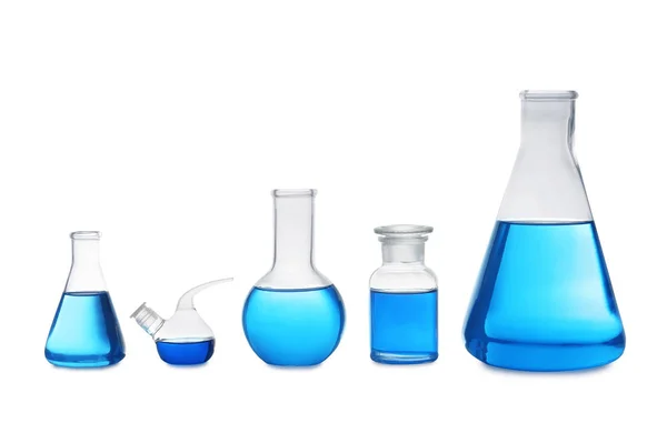 Sada laboratorních skleněných výrobků s modrou tekutinou na bílém pozadí — Stock fotografie