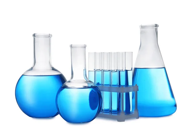 Set di bicchieri da laboratorio con liquido blu su sfondo bianco — Foto Stock