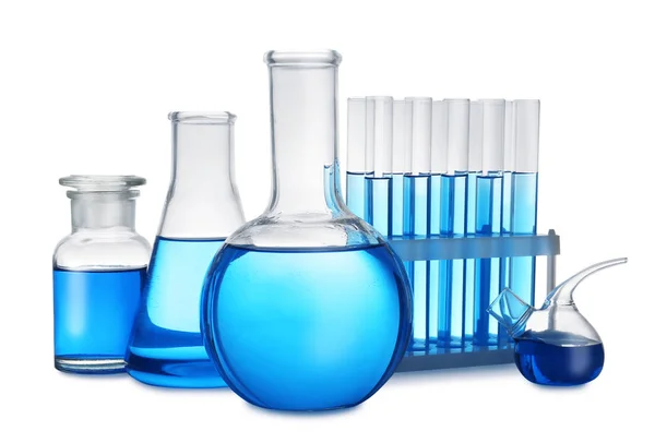 Beyaz arka plan üzerinde mavi sıvı ile laboratuvar cam seti — Stok fotoğraf