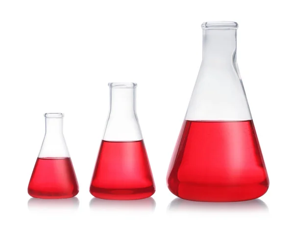 Frascos cónicos con líquido rojo sobre fondo blanco. Artículos de vidrio de laboratorio —  Fotos de Stock