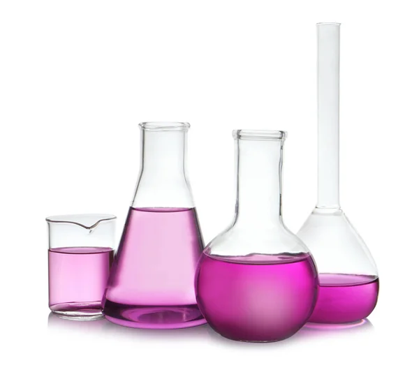 Laborgläser mit lila Flüssigkeit auf weißem Hintergrund — Stockfoto