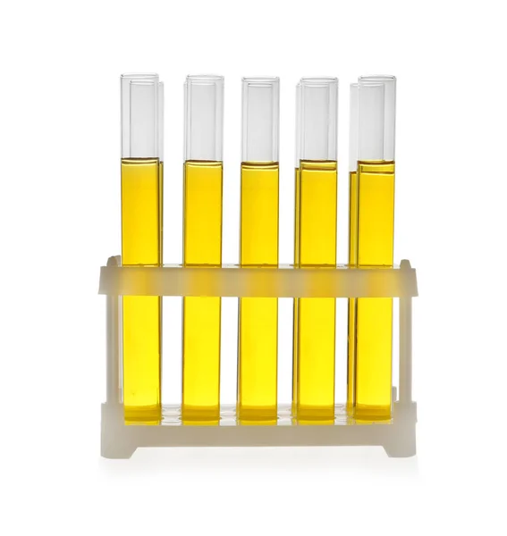 Tubes à essai avec liquide jaune sur fond blanc — Photo