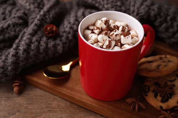 Komposition aus schmackhaftem Kakao mit Marshmallows in Tasse auf Holztisch. Raum für Text — Stockfoto
