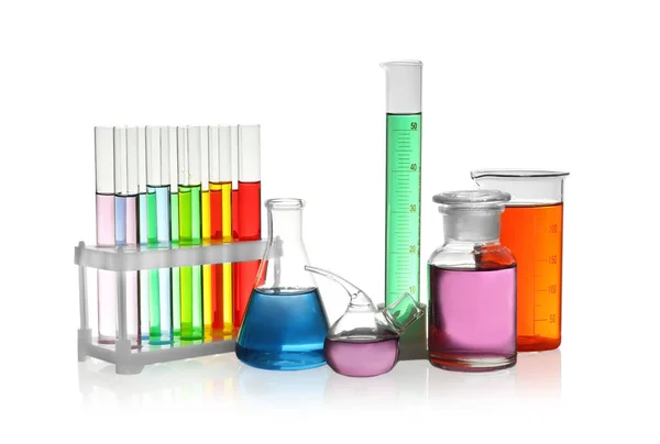 Vetreria da laboratorio con liquidi colorati su sfondo bianco — Foto Stock