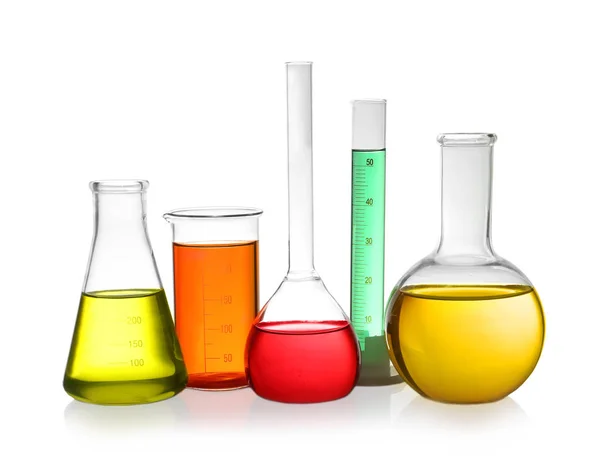 Vetreria da laboratorio con liquidi colorati su sfondo bianco — Foto Stock
