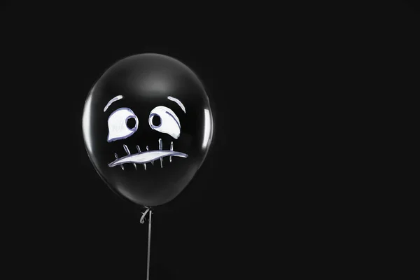 Ballon effrayant pour la fête d'Halloween sur fond noir, espace pour le texte — Photo